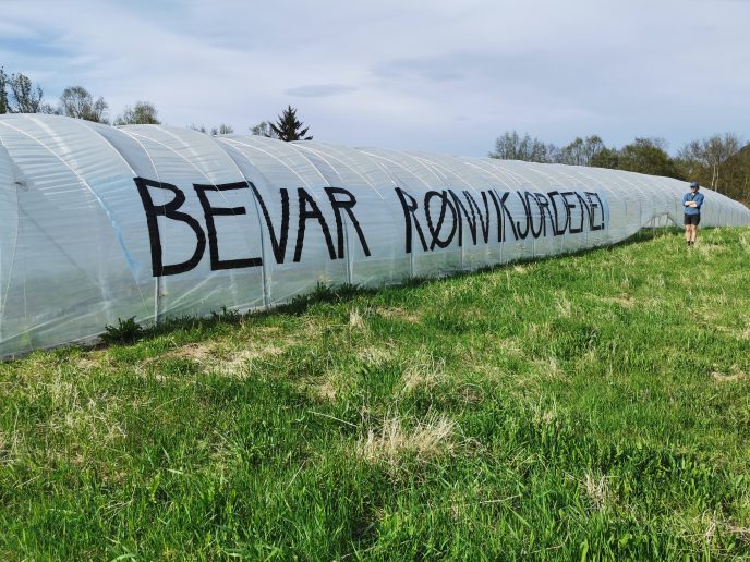 Plasttunellen kan brukes til viktige meningsytringer: Bevar Rønvikjordene.