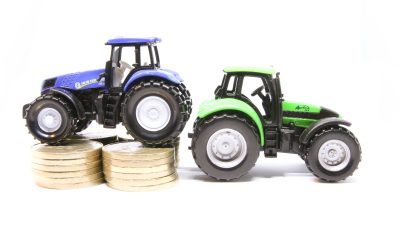 Tallenes tale: Du kan bruke dine regnskapstall som verktøy i drifta. Du må bare vite hva du ser etter, sånn at du kan se om den blå leasingtraktoren egentlig er lur å ha eller ei. Foto: Morten Livenengen