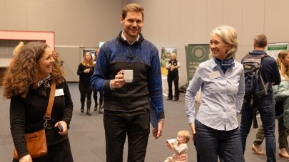 GOD STEMNING (fra venstre) leder i Økologisk Norge Kari Marte Sjøvik, landbruk- og matminister Nils Kristen Sandtrøen, og fagkoordinator økologisk i NLR, Kjersti Berge - som har vært primus motor for tre økokongresser (Foto Johanne Log)