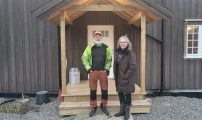 Eva Kaldahl og Knut Haga har vært økobønder siden 1995. Selv om de nå går over i en ny rolle som kårfolk, har de tonnevis med økologisk erfaring som de ønsker å dele – blant annet om hvordan man kan håndtere ugras på en best mulig måte. Foto: Elin T.