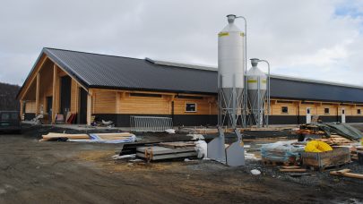 Fasade av fôrsentral og husdyrrom. Foto: Roger Østvik
