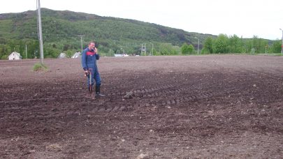 Gardbruker Svein Klausen pa arealet som trenger dreneringstiltak Foto Ragnhild Renna