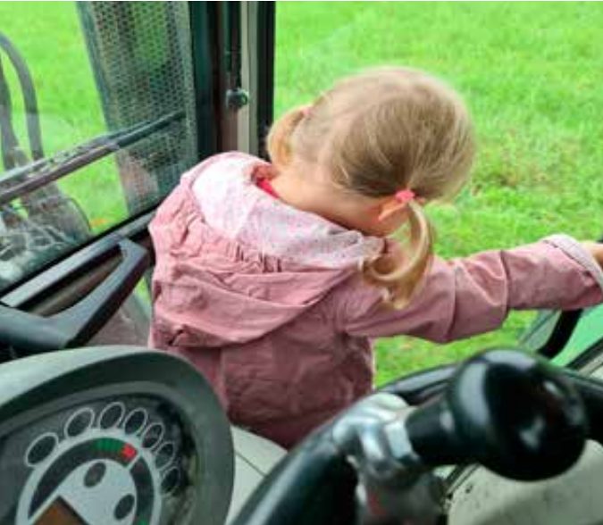 Barn i traktor