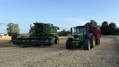Tresker og traktor med henger Marie Hov