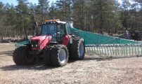 JKH Husdyrgjodselspredning med slangetilforsel og stripespreder pa traktor med tvillinghjul gir veldig lav jordbelastning