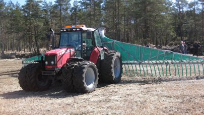 JKH Husdyrgjodselspredning med slangetilforsel og stripespreder pa traktor med tvillinghjul gir veldig lav jordbelastning