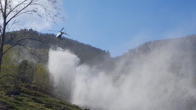 Naudsynt: Kalking av beiter må ein gjere for å halde produksjonen oppe. For nokre beiter er helikopter den beste løysinga for å få spredd kalk. Foto: Bård Oliver Gjellestad