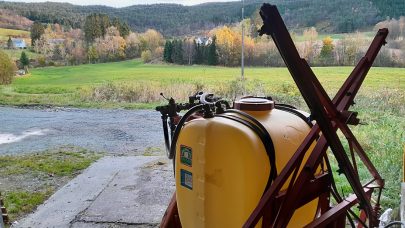 Akerspoyte pa veg til vinterlagring