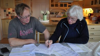 Utregning grovforopptak Eivind Hovland og Bart van Gool i prat rund kljokkenbordet