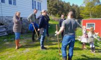Anders Lundvold syner deltkarane i Beste klimapraksis sau rundt pa Haland gard