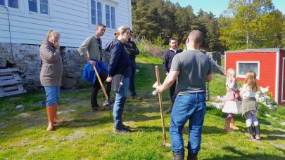 Anders Lundvold syner deltkarane i Beste klimapraksis sau rundt pa Haland gard